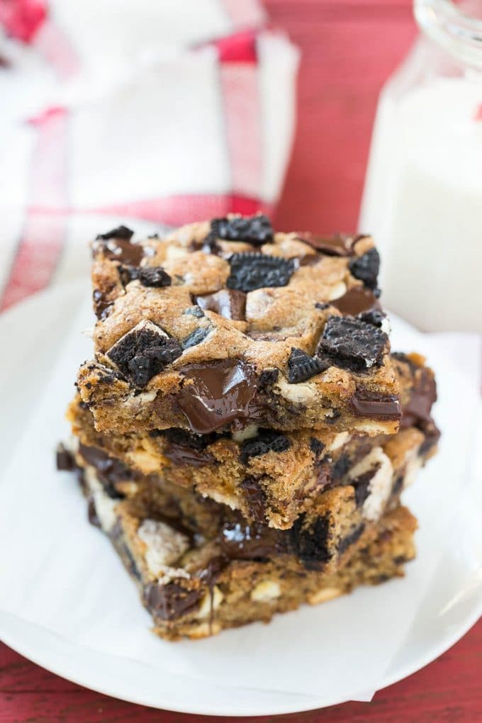 Cookies and Cream Bars Recipe | Oreo Bars | Blondie Recipe #chocolate #oreo #blondies #baking #cookies #ezlod Oreo cookies and cream blondies on a serving plate.