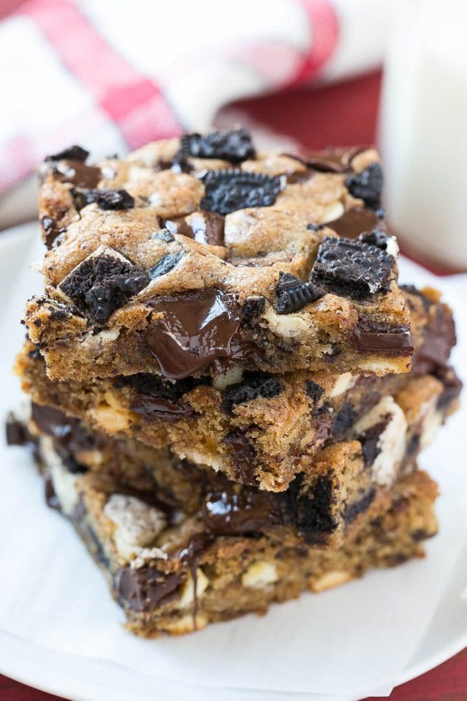 Cookies and Cream Bars Recipe | Oreo Bars | Blondie Recipe #chocolate #oreo #blondies #baking #cookies #ezlod A stack of Oreo bars filled with Oreo cookies and chocolate chunks.