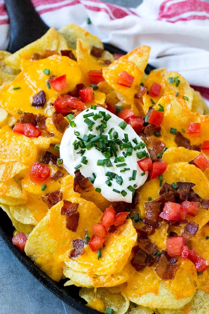 Irish Nachos Recipe | Potato Nachos | Potato Chip Recipe | Appetizer Recipe #nachos #potatoes #cheese #bacon #appetizer #ezlod A skillet of Irish nachos topped with melted cheese, bacon, tomatoes and sour cream.