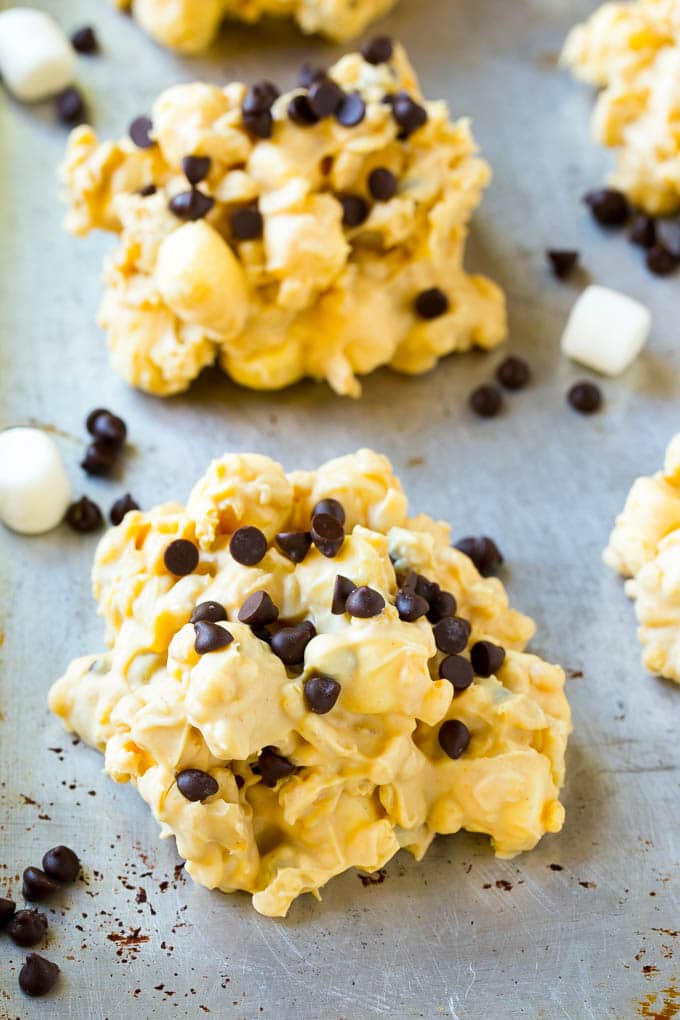 Avalanche Cookies Recipe | No Bake Cookie Recipe | Easy Cookie Recipe | Avalanche Bark #bark #avalanche #avalanchecookies #cookies #nobakecookies #nobake #dessert #ezlod No bake avalanche cookies made with marshmallows, peanut butter and white chocolate.