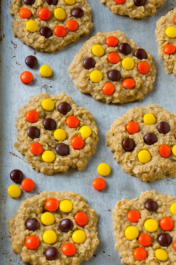 No Bake Peanut Butter Cookies Recipe | No Bake Cookies | Peanut Butter Cookies #peanutbutter #cookies #nobake #nobakecookies #peanutbuttercookies #dessert #ezlod A sheet pan full of cookies with candies on top.
