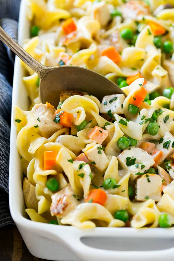 Chicken Noodle Casserole Recipe | Creamy Chicken Casserole | Cream of Chicken Soup Casserole | Noodle Casserole #casserole #chicken #noodles #dinner #pasta #ezlod This simple chicken noodle casserole is a complete meal in one pan.