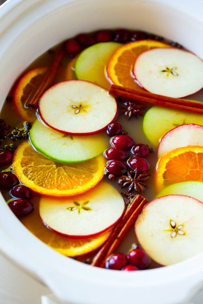 Slow Cooker Apple Cider | Mulled Apple Cider | Crockpot Apple Cider #cider #apple #applecider #drink #crockpot #slowcooker #ezlod Slow cooker apple cider with oranges, apple slices, cinnamon sticks and cranberries.