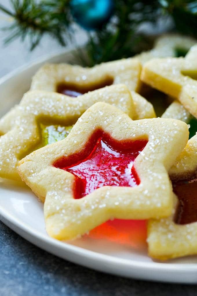 Stained Glass Cookies | Stained Glass Window Cookies | Christmas Cookies | Sugar Cookies | Holiday Cookies #cookies #stainedglasscookies #sugarcookies #christmascookies #christmas #holiday #dessert #ezlod A star shaped cookie on a serving plate.