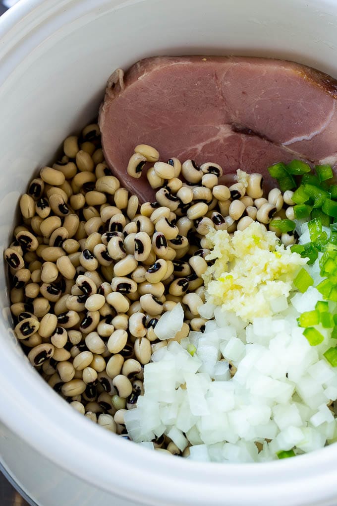 Slow Cooker Black Eyed Peas Recipe | Crock Pot Black Eyed Peas | Southern Black Eyed Peas | Black Eyed Peas with Ham | Black Eyed Peas with Sausage #blackeyedpeas #slowcooker #crockpot #sausage #newyears #dinner #ezlod Ingredients for slow cooker black eyed peas with ham.