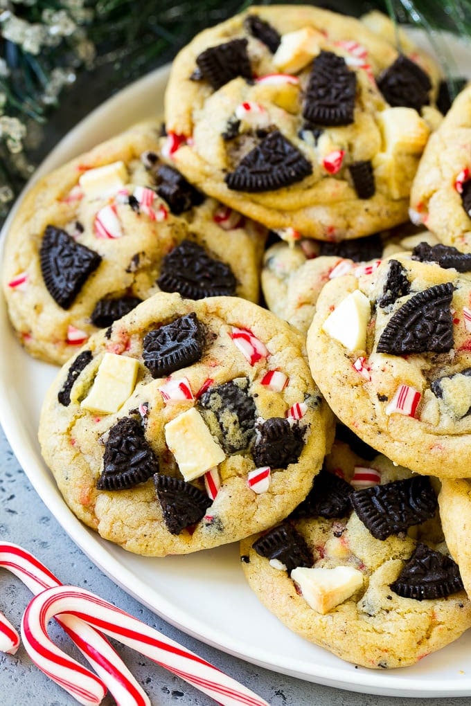 Oreo Peppermint Cookies Recipe | Candy Cane Cookies | Oreo Cookies #oreo #peppermint #cookies #baking #Christmas #sweets #ezlod A plate of Oreo peppermint cookies filled with white chocolate and candy canes.