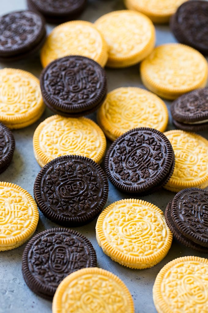 Chocolate Covered Oreos Recipe | Oreo Cookies | Chocolate Dipped Oreos #oreo #cookies #chocolate #sprinkles #dessert #ezlod Chocolate and vanilla cookies.