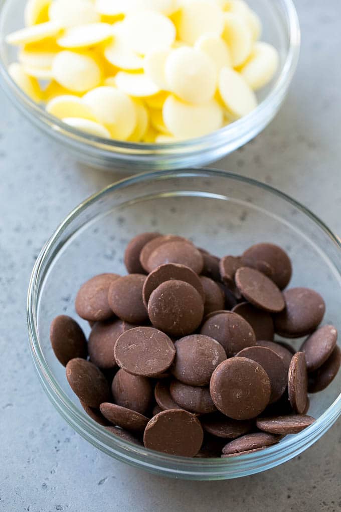 Chocolate Covered Oreos Recipe | Oreo Cookies | Chocolate Dipped Oreos #oreo #cookies #chocolate #sprinkles #dessert #ezlod Dark chocolate candy melts and white chocolate candy melts in bowls.