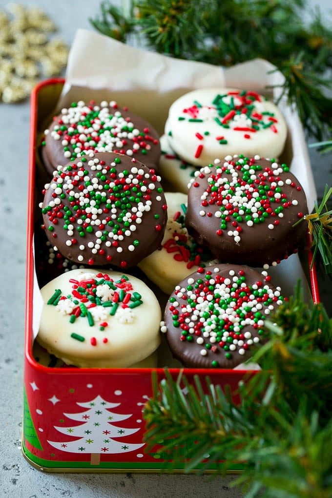 Chocolate Covered Oreos Recipe | Oreo Cookies | Chocolate Dipped Oreos #oreo #cookies #chocolate #sprinkles #dessert #ezlod Christmas chocolate covered Oreos in a gift tin.