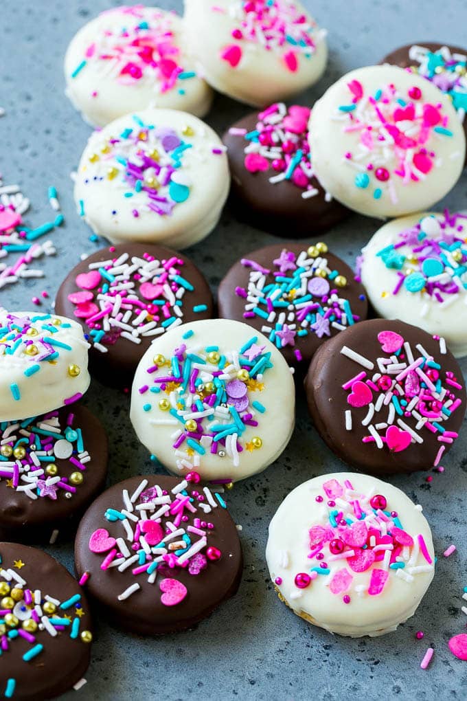 Chocolate Covered Oreos Recipe | Oreo Cookies | Chocolate Dipped Oreos #oreo #cookies #chocolate #sprinkles #dessert #ezlod Chocolate covered Oreos decorated with pink and purple sprinkles.