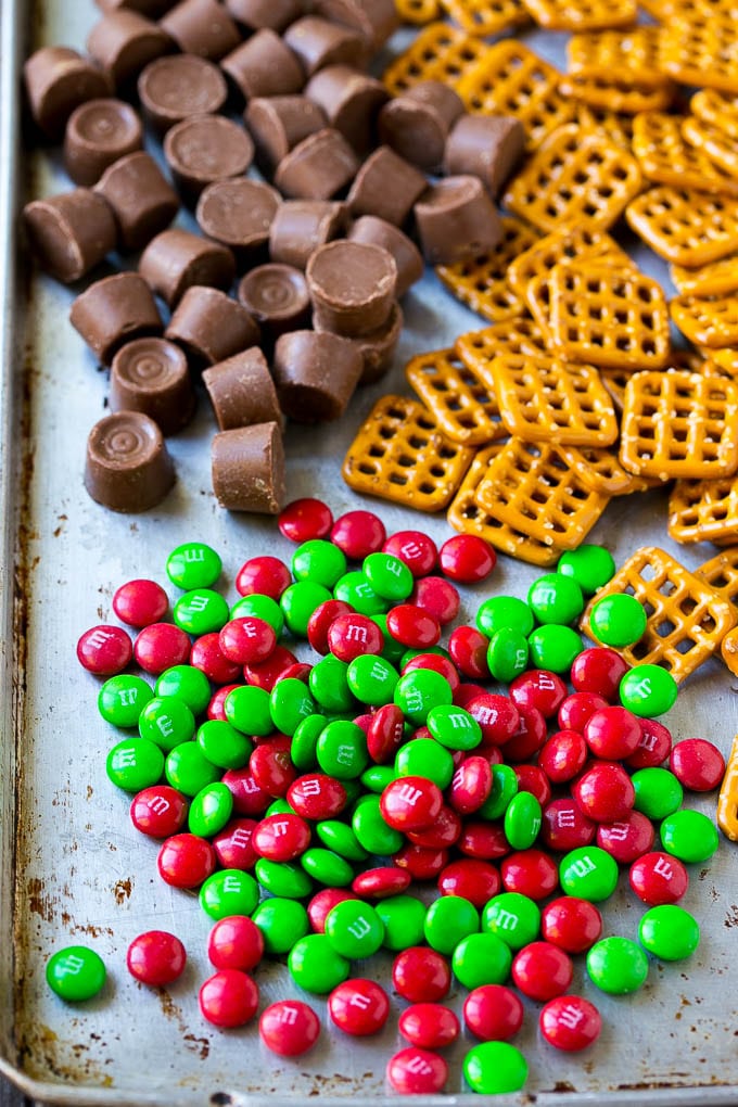 Rolo Pretzels Recipe | Chocolate Pretzels | Caramel Pretzels | Holiday Candy #christmas #baking #dessert #candy #chocolate #caramel #pretzels #ezlod M&M's, pretzels and Rolo candies.