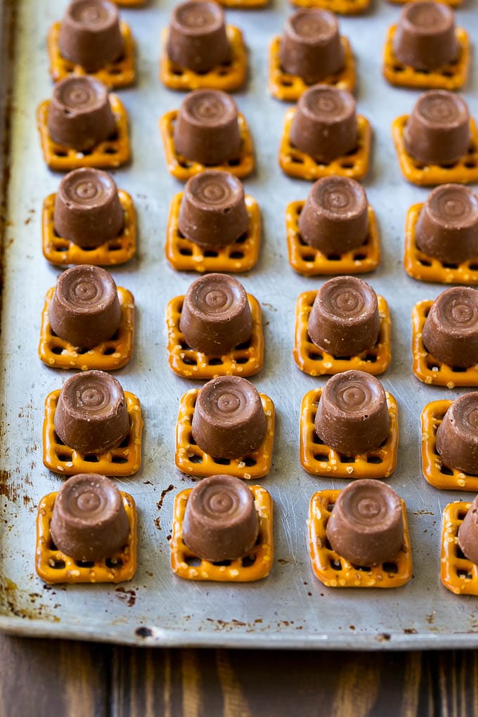 Rolo Pretzels Recipe | Chocolate Pretzels | Caramel Pretzels | Holiday Candy #christmas #baking #dessert #candy #chocolate #caramel #pretzels #ezlod Squares with candies on top.