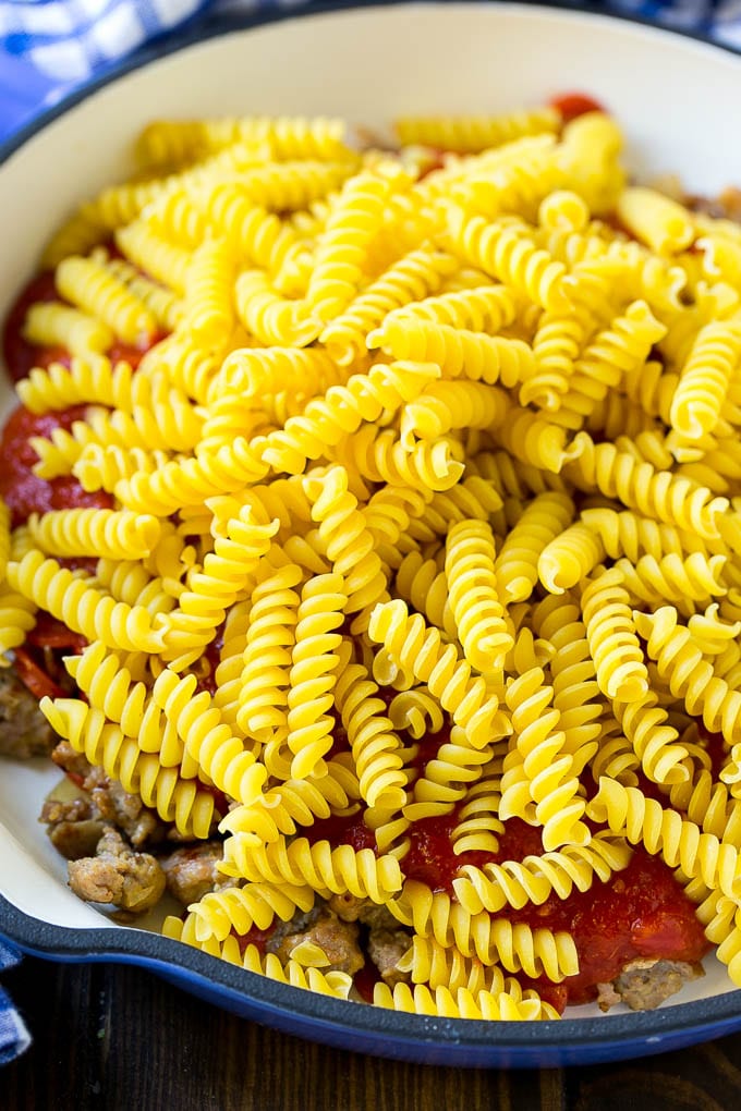 Pizza Pasta Recipe | Pepperoni Pasta | Sausage Pasta #italian #pepperoni #sausage #pizza #pasta #dinner #ezlod #onepot Pepperoni, sausage, tomato sauce and uncooked pasta in a skillet.