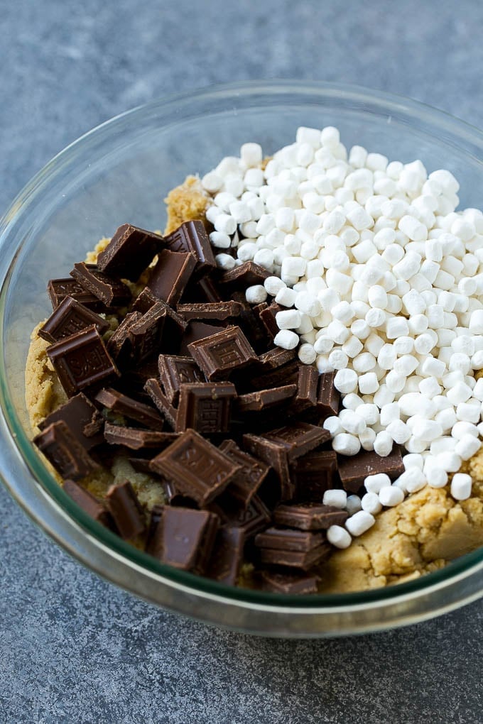 S'mores Cookies Recipe | Marshmallow Cookies #smores #marshmallow #chocolate #cookies #dessert #ezlod Graham cracker cookie dough with marshmallow bits and milk chocolate.