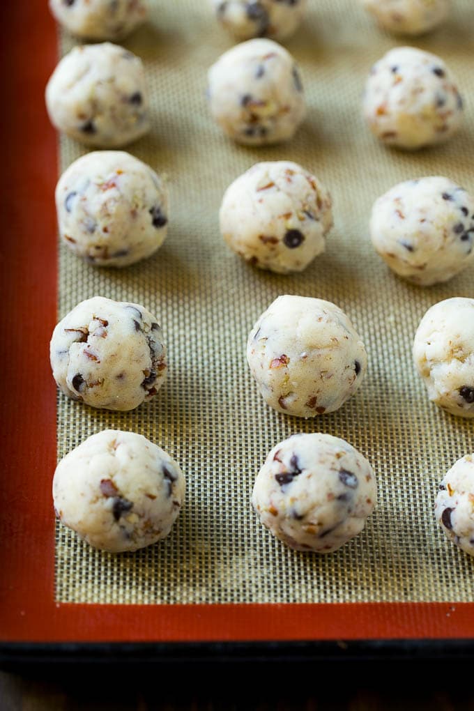 Snowball Cookies Recipe | Mexican Wedding Cookies | Russian Tea Cakes #cookies #pecan #chocolate #baking #dessert #christmas #ezlod Balls of dough ready to be baked.