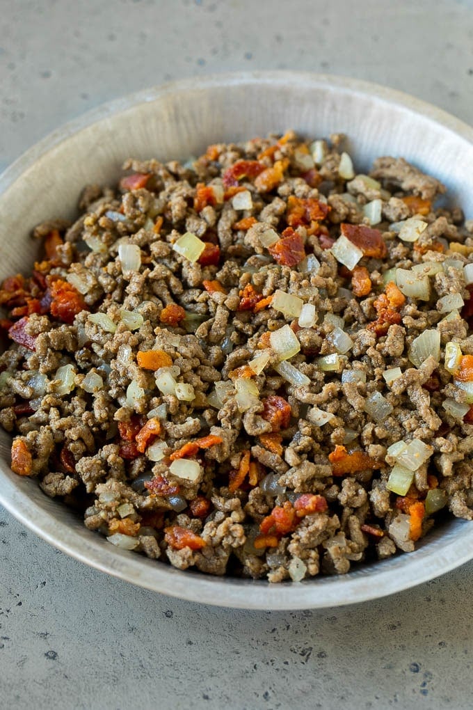 Cheeseburger Pie Recipe | Cheeseburger Casserole | Ground Beef Recipe #cheeseburger #beef #bacon #cheese #casserole #dinner #ezlod Ground beef, onions and bacon in a tin.