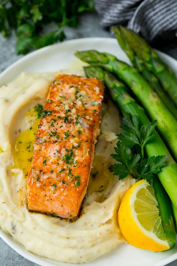 Pan Seared Salmon Recipe | Garlic Butter Salmon | Seared Salmon #salmon #garlic #butter #keto #lowcarb #dinner #ezlod A pan seared salmon fillet served with mashed potatoes and asparagus.