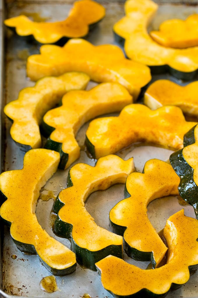 Roasted Acorn Squash | Acorn Squash Recipe #squash #winter #sidedish #dinner #ezlod Acorn squash coated in a mixture of sugar, olive oil and seasonings.
