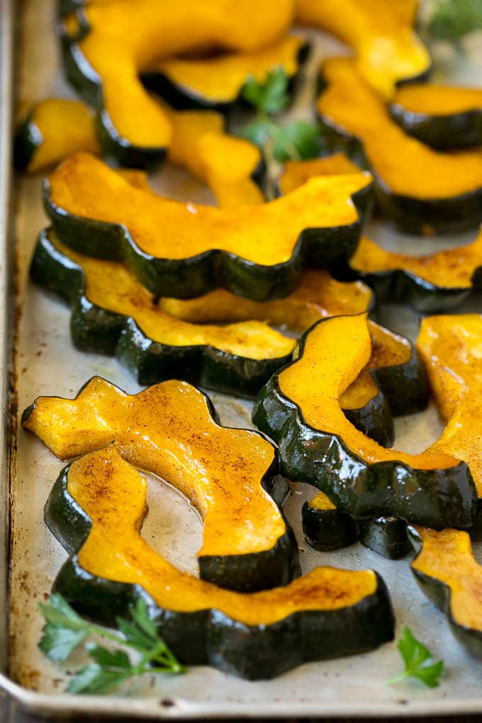 Roasted Acorn Squash | Acorn Squash Recipe #squash #winter #sidedish #dinner #ezlod Roasted acorn squash garnished with fresh parsley.