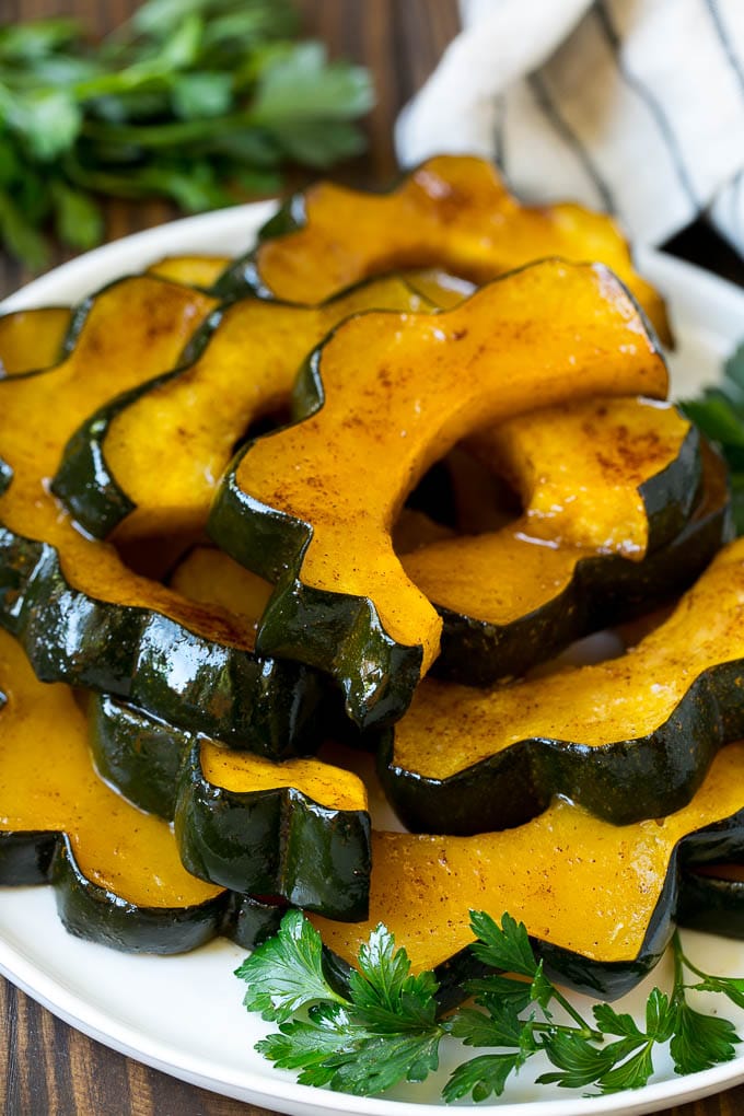 Roasted Acorn Squash | Acorn Squash Recipe #squash #winter #sidedish #dinner #ezlod A serving plate of roasted acorn squash.