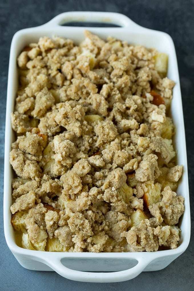 French Toast Casserole Recipe | French Toast Bake #frenchtoast #casserole #breakfast #brunch #ezlod #bread French toast bake topped with cinnamon streusel.