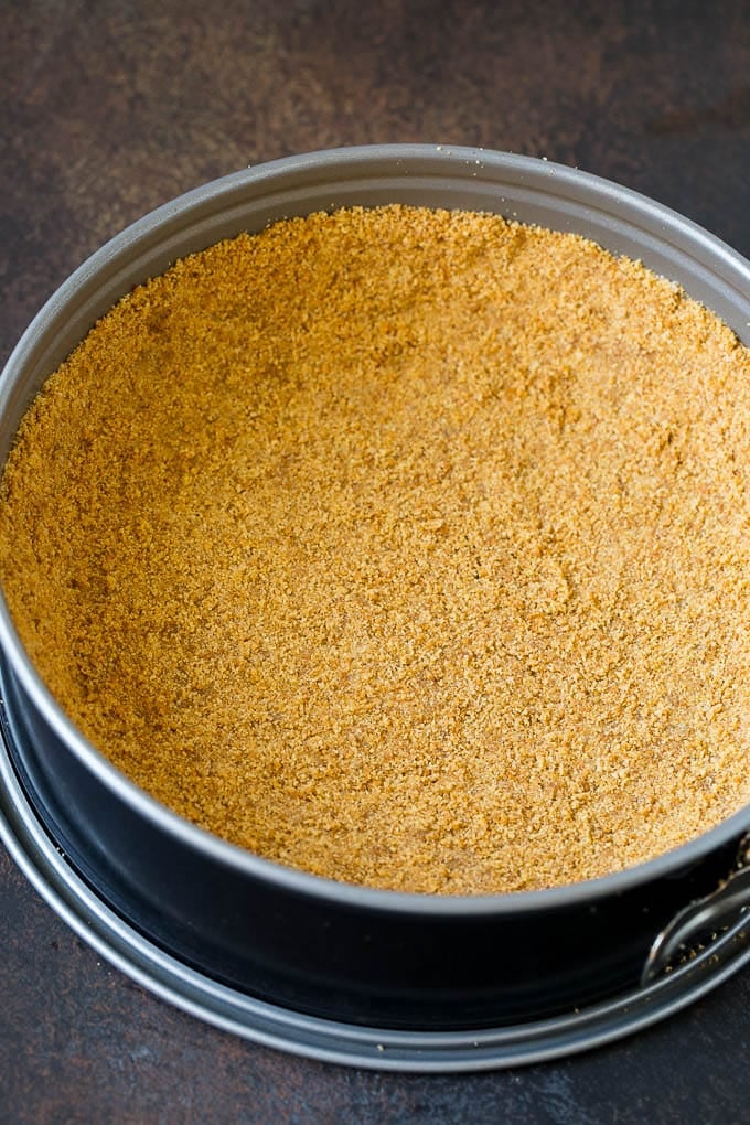 Pumpkin Pie Cheesecake Recipe | Pumpkin Cheesecake #cake #cheesecake #pumpkin #fall #thanksgiving #dessert #ezlod Graham cracker crust in a springform pan.