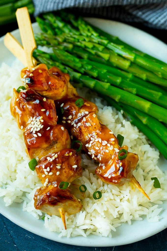 Chicken Yakitori Recipe | Grilled Chicken #chicken #grilling #dinner #ezlod Yakitori skewers served over steamed rice with asparagus.