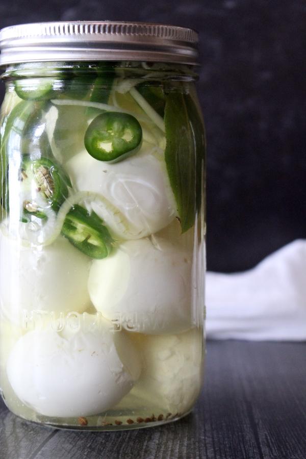 Πώς να φτιάξετε Αυγά Τουρσί 12 Αυγά τουρσί Jalapeño για μια πικάντικη νότα