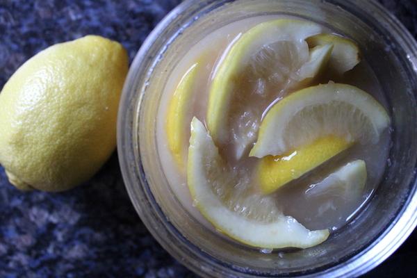Πώς φτιάχνουμε Κονφί Λεμονιού 6 Lemons Releasing juice after a few hours in salt to make salt preserved lemons