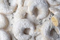 Vegan Vanilla Crescent Cookies