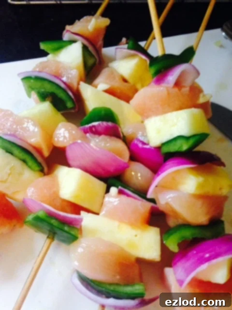 Pineapple Chicken Skewers are a 21 Day Fix approved meal that's perfect for spring or summer grilling! | Confessions of a Fit Foodie