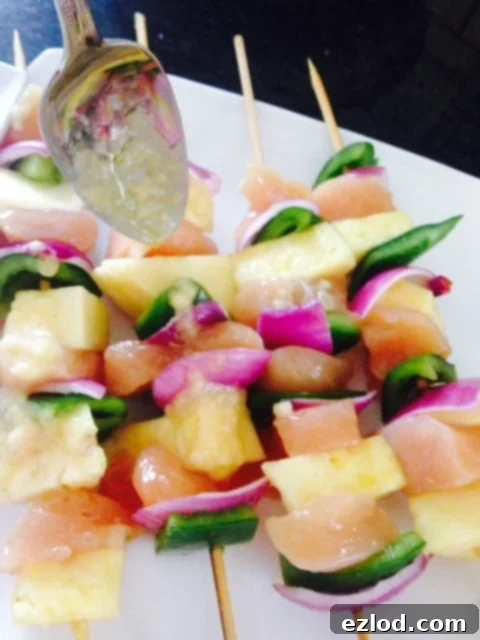 Pineapple Chicken Skewers are a 21 Day Fix approved meal that's perfect for spring or summer grilling! | Confessions of a Fit Foodie
