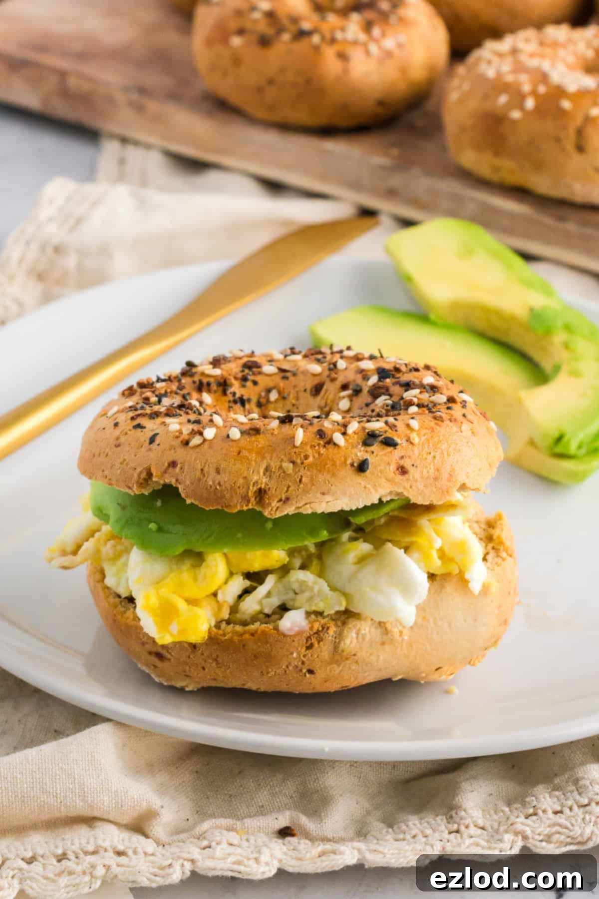 high-protein bagel with avocado and egg 