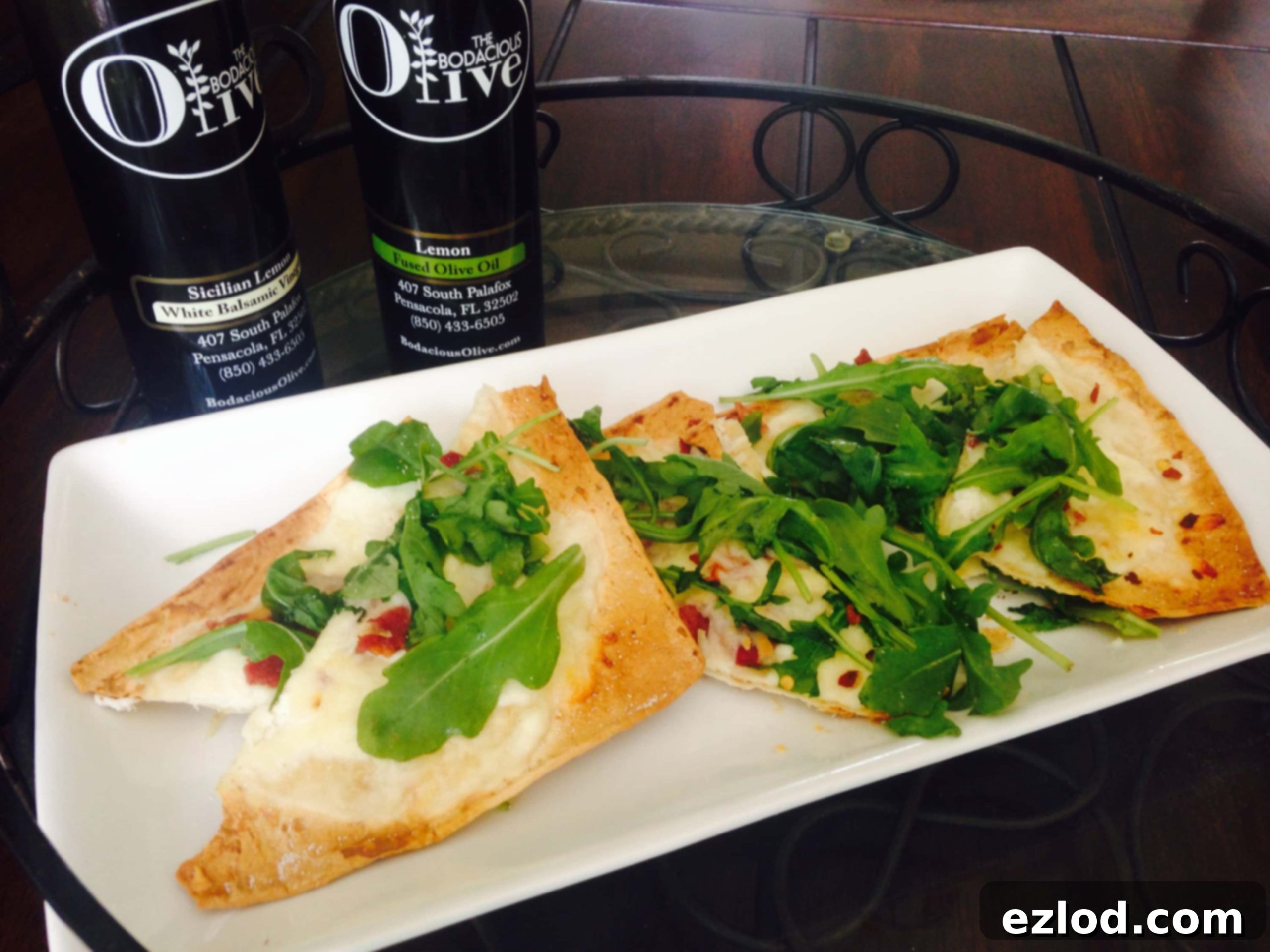 3-Cheese White Pizza with Arugula - a 21 Day Fix approved pizza recipe, on ConfessionsOfAFitFoodie.com