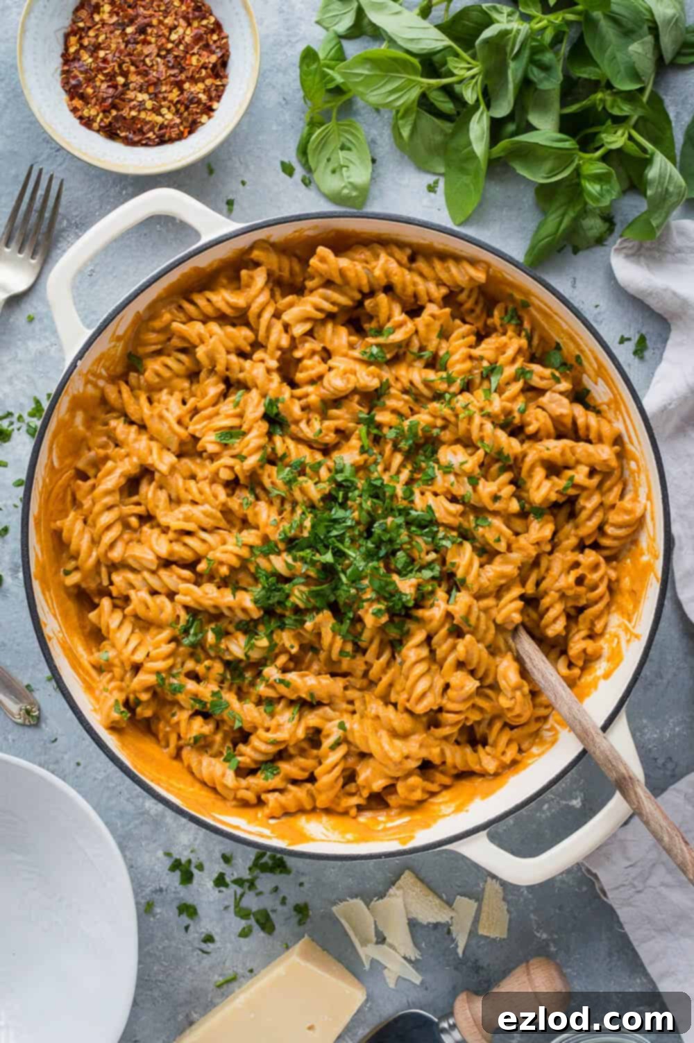Creamy roasted red pepper tomato pasta – a rich and creamy roasted red pepper and tomato pasta sauce that is totally vegan thanks to blended cashews! #vegan #dairyfree #pasta