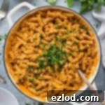 Creamy roasted red pepper tomato pasta – a rich and creamy roasted red pepper and tomato pasta sauce that is totally vegan thanks to blended cashews! #vegan #dairyfree #pasta