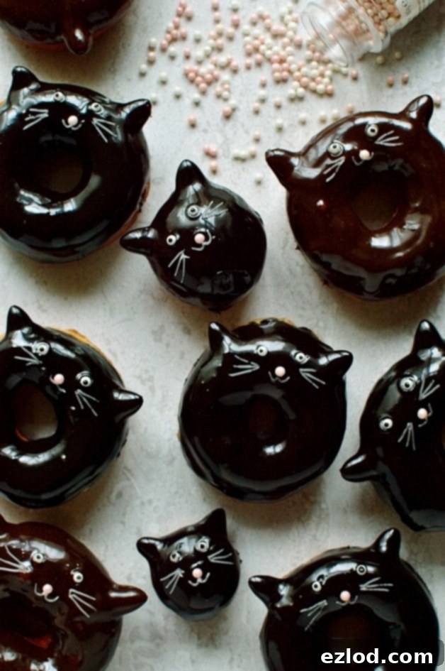 Black Cat's Midnight Chocolate Rings 7 Chocolate glazed doughnuts with cute (and easy) black cat design, ideal for Halloween!