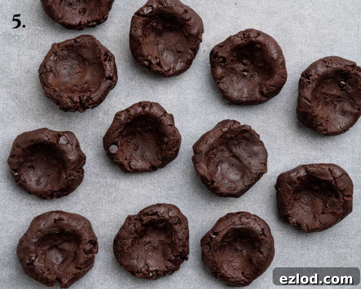 Step 5: Dividing cookie dough and creating indentations for the filling.